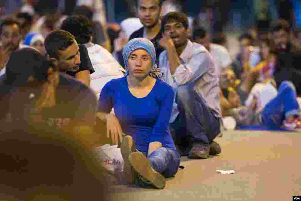  Migrants wait to cross into Croatia. (A. Tanzeem/VOA)
