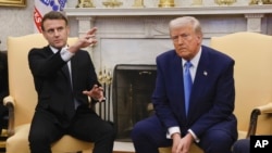 دونالد ترمپ، رییس جمهور ایالات متحده، هنگام ملاقات با امانویل مکرون، رییس جمهور فرانسه