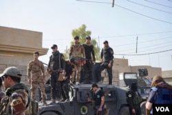 Iraqi Special Forces and soldiers from the Golden Division listen to their commander, General Talib Shaghati, congratulate his officers on fending off a counter-attack from IS militants on the outskirts of Mosul, in Iraq. (J. Dettmer/VOA)