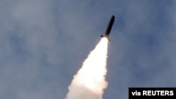 Sebuah rudal terlihat saat pemimpin Korea Utara Kim Jong Un mengunjungi latihan sub-unit artileri jarak jauh Tentara Rakyat Korea, di Korea Utara dalam gambar yang dirilis oleh Kantor Berita Pusat Korea (KCNA) Korea Utara pada 2 Maret 2020 (Foto: KNCA via Reuters)