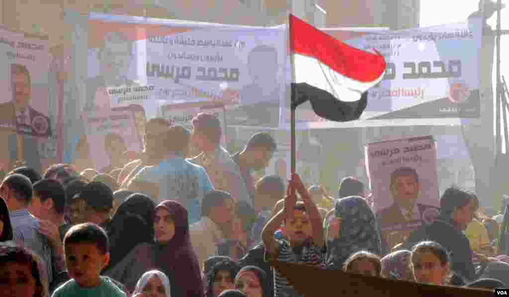 Egypt's military allowed for presidential elections in mid-2012. Rallies were held for candidates across the country. Photo taken in Edwa, April 23, 2012 (E. Arrott/VOA)