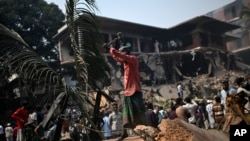 ঢাকা ধানমন্ডির ৩২ নম্বর রোডে বঙ্গবন্ধু শেখ মুজিবুর রহমানের বাড়ি ও স্মৃতি জাদুঘর ভাঙ্গার ঘটনা কাভার করতে দিয়ে সাংবাদিকার আক্রমণের মুখে পড়ে। ফটোঃ ৬ ফেব্রুয়ারি, ২০২৫। 