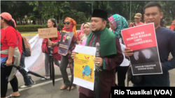 Para peserta pawai membawa poster-poster mendesak pengesahan RUU Penghapusan Kekerasan Seksual (RUU P-KS) di Jakarta, 8 Desember 2018. RUU P-KS mengatur secara spesifik sembilan bentuk kekerasan yang selama ini belum masuk di KUHP. (Foto: Rio Tuasikal/VOA