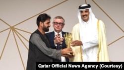 مطیع الله ویسا د قطر له امیر ال ثاني څخه خپله جایزه ترلاسه کوي