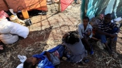 Des réfugiés éthiopiens qui ont fui la région de Tigray, sont assis dans un abri de fortune dans le camp d'Um-Rakoba dans l'État d'Al-Qadarif, à la frontière, au Soudan, le 11 décembre 2020.