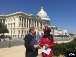 Republican Representative Chris Smith talks with fellow lawmaker Frederica Wilson about the atrocities of Boko Haram on Thursday at the U.S. Capitol. (C. Saine/VOA)