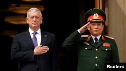 Bộ trưởng Quốc phòng Mỹ Jim Mattis và Bộ trưởng Quốc phòng Việt Nam Ngô Xuân Lịch, ngày 8/8/2017 tại Ngũ Giác Đài.