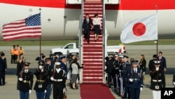 日本首相岸田文雄与夫人2024年4月8日抵达美国华盛顿郊外的安德鲁斯空军基地。（美联社）