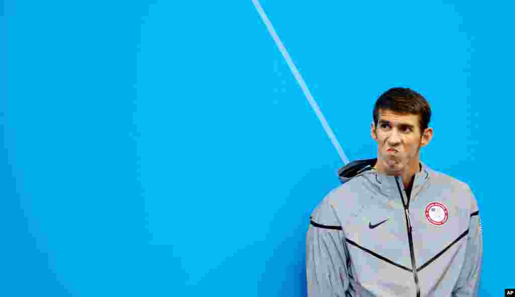 Perenang AS Michael Phelps menunggu penyerahan medali peraknya untuk nomor 200 meter gaya kupu-kupu. Phelps memecahkan rekor dengan 19 medali emas sepanjang karir Olimpiadenya setelah memenangkan emas dalam final estafet 4x200 meter.