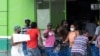 Pobladores de Belice llenan tiendas y supermercados ante la llegada del huracán Nana el 2 de septiembre de 2020.