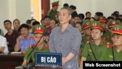 Nhà hoạt động Lê Đình Lượng bị tuyên án 20 năm tù tại phiên tòa ở Nghệ An ngày 16/8/2018. Photo: Báo Nghệ An