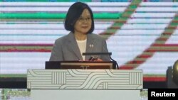 រូបឯកសារ៖ ប្រធានាធិបតី​កោះតៃវ៉ាន់​អ្នកស្រី Tsai Ing-wen ចូលរួម​ពិធី​ជប់លៀង​នៅមុន​ថ្ងៃបុណ្យ​ជាតិ​របស់​កោះតៃវ៉ាន់ នៅឯ​មូលដ្ឋាន​ទ័ព​អាកាស Hsinchu ក្នុង​ទីក្រុង Hsinchu កោះតៃវ៉ាន់ កាលពី​ថ្ងៃទី៩ ខែតុលា ឆ្នាំ២០២១។