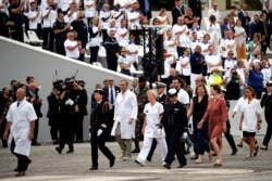 Los trabajadores de la salud recibien una larga ovación durante las celebraciones del Día de la Bastilla en París el 14 de julio de 2020.