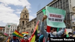 Los bolivianos en la capital, La Paz, protestan el 17 de marzo de 2021 contra la detención de exfuncionarios del anterior gobierno por decisión del presidente Luis Arce.