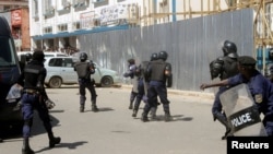 Des policiers congolais lors d'une manifestation à Lubumbashi, dans l'ex-province du Katanga, 13 mai 2016.