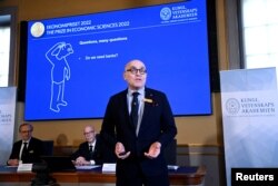 Member of the Royal Swedish Academy of Sciences John Hassler presents the 2022 Nobel Prize for Economic Sciences, during a news conference at the Royal Swedish Academy of Sciences in Stockholm, Sweden October 10, 2022. (TT News Agency/Anders Wiklund via REUTERS)
