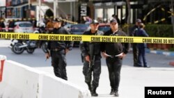 Des policiers montent la garde sur le site d'un attentat-suicide à Tunis, en Tunisie, le 6 mars 2020. REUTERS / Zoubeir Souissi