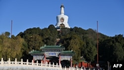 ལོ་བརྒྱད་ཀྱི་རིང་པེ་ཅིང་དུ་མཆོད་རྟེན་དཀར་པོ་བཞེངས།