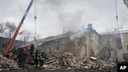 Rescatistas en un edificio dañado por misiles rusos en Novogrodivka, Ucrania, el 30 de noviembre de 2023.