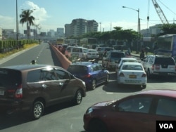 Traffic close to the main APEC venues barely moves during Monday morning's rush hour, Pasay City, right next to the southern edge of Manila, Philippines, Nov. 16, 2015. (S. Orendain/VOA)