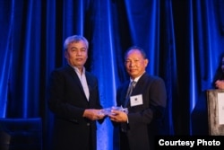 លោក Bryant Ben ដើមបណ្តឹង​រដ្ឋប្បវេណី​ម្នាក់​នៅ​តុលាការ​ខ្មែរក្រហម ថតរូបជាមួយលោក ឆាង យុ នាយកមជ្ឈមណ្ឌលឯកសារ​កម្ពុជា។ លោក Bryant ​បាន​បាត់បង់​ឪពុក និង​បងប្អូន​បួន​នាក់​ក្រោម​របប​ប្រល័យ​ពូជសាសន៍​ខ្មែរ​ក្រហម។ (រូបថតផ្តល់ឲ្យ Bryant Ben)