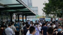 2021年9月15日，中国深圳恒大总部大楼外面有人群聚集。