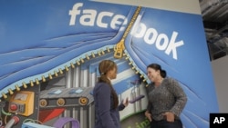 Los trabajadores de Facebook están siguiendo la venta de acciones desde la sede en Menlo Park, California.