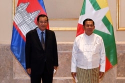 Perdana Menteri Kamboja Hun Sen, kiri, berfoto bersama dengan Ketua Dewan Administrasi Negara Myanmar, Jenderal Senior Min Aung Hlaing. (Foto: AP)