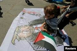 Iraqi Shi'ite Muslim children march during a parade marking the annual al-Quds Day (Jerusalem Day) on the last Friday of the Muslim holy month of Ramadan in Baghdad, May 31, 2019