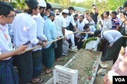 Muslim mourners in Yangon pour sand on the grave of Ko Ni, a slain NLD member and lawyer, Jan. 30, 2017. (Paul Vrieze/VOA)