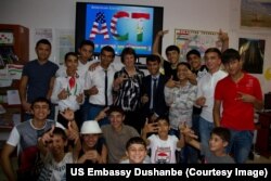 AQShning Tojikistondagi elchisi Syuzan Elliot yoshlar bilan