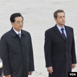 Presiden Nicolas Sarkozy (kanan) dan Presiden Hu Jintao menandatangani kesepakatan bisnis miliaran dolar.
