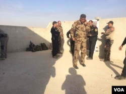 Iraqi Army leaders including Lt. General Abdulwahab al-Saady, who commands counterterrorism forces from the frontlines plan operations from the Mosul suburbs, Iraq, Nov. 12, 2016. (H.Murdock/VOA)