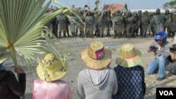 Striking garment workers are seen in front of police in Phnom Penh, Jan. 2, 2014. (VOA Khmer)