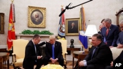 美国总统特朗普在白宫的总统办公室和美国牧师安德鲁·布伦森一起祈祷（2018年10月13日）。