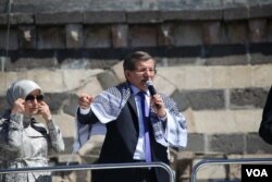 FILE - Turkish PM Davutoglu gave a speech at Diyarbakir after Friday prayers (Photo: Mahmut Bozarslan -VOA)
