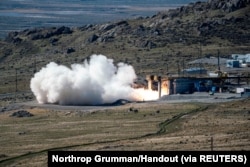 美国海军与陆军合作在犹他州试射新研发的高超音速导弹。（2021年10月28日）
