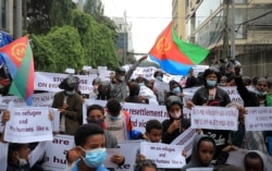 Aksi protes pengungsi Eritrea di depan kantor Komisaris Tinggi PBB untuk Pengungsi (UNHCR) di Addis Ababa, Ethiopia, 29 Juli 2021. (REUTERS /Tiksa Negeri/File Foto)