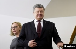 Ukraine's President Petro Poroshenko, right, tours the Finnish Parliament with the Speaker of the Finnish Parliament Maria Lohela during his one-day visit to Finland in Helsinki, Jan. 24, 2017.