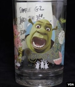 Gelas bergambar Shrek yang dijadikan daya tarik bagi anak-anak oleh McDonalds.