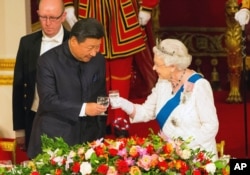 Queen Elizabeth hosts Chinese President Xi Jinping and his wife Madame Peng Liyuan at a state banquet at Buckingham Palace, London, Oct. 20, 2015.