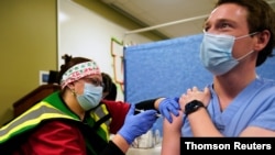 Trabajadores de primera línea en la lucha contra el COVID-19 recibieron la vacuna Pfizer-BioNTech en una dependencia de salud en el estado de Indianápolis, EE.UU., el 16 de diciembre de 2020.