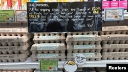 ป้ายเตือนลูกค้าที่ซื้อไข่ไก่ในร้าน Trader Joe's แขวนที่ชั้นวางไข่ไก่ในนิวยอร์ก 16 ก.พ. 2025
(REUTERS/Shannon Stapleton)