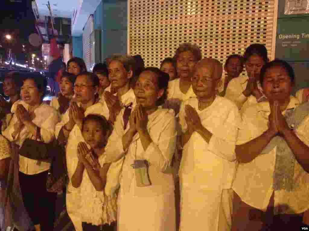 Cambodians pray near the cremation of former King Norodom Sihanouk in Phnom Penh, Cambodia, February 4, 2013. (R. Carmichael/VOA)