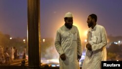 მზის ამოსვლა ეშმაკის ბორბლის ფონზე, ქალაქი კორლა, ჩინეთი