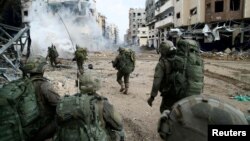 以色列國防部2023年12月18日發表照片顯示，以色列士兵在加沙走廊行進。