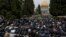 Umat ​​Muslim sedang melaksanakan salat Jumat di kompleks Masjid Al-Aqsa di Kota Tua Yerusalem selama bulan suci Ramadan, 7 Maret 2025. (Foto: Mahmoud Illean/AP Photo)