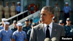 Presiden AS Barack Obama berpidato setelah melihat-lihat kapal Angkatan Laut Filipina BRP Gregorio Del Pilar di Pelabuhan Manila, Filipina (17/11). (Reuters/Jonathan Ernst)
