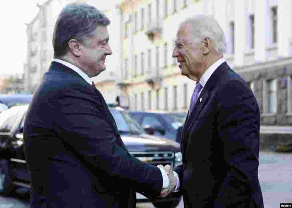 Ukrainian President Petro Poroshenko shakes hands with U.S. Vice President Joe Biden before their meeting in Kyiv, Nov, 21, 2014.