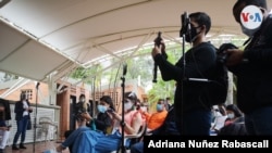 Periodistas venezolanos cubren una rueda de prensa del líder opositor Juan Guaidó en Caracas, Venezuela, el 29 de abril de 2021. [Foto: Adriana Nuñez Rabascall]